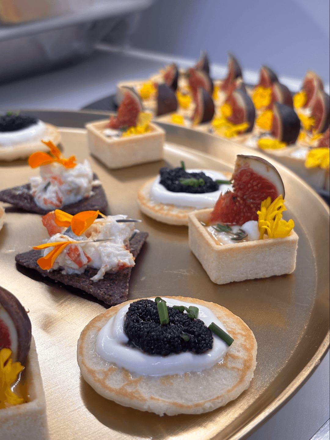 Blinis mit Kaviar, Crème fraîche & Blüten