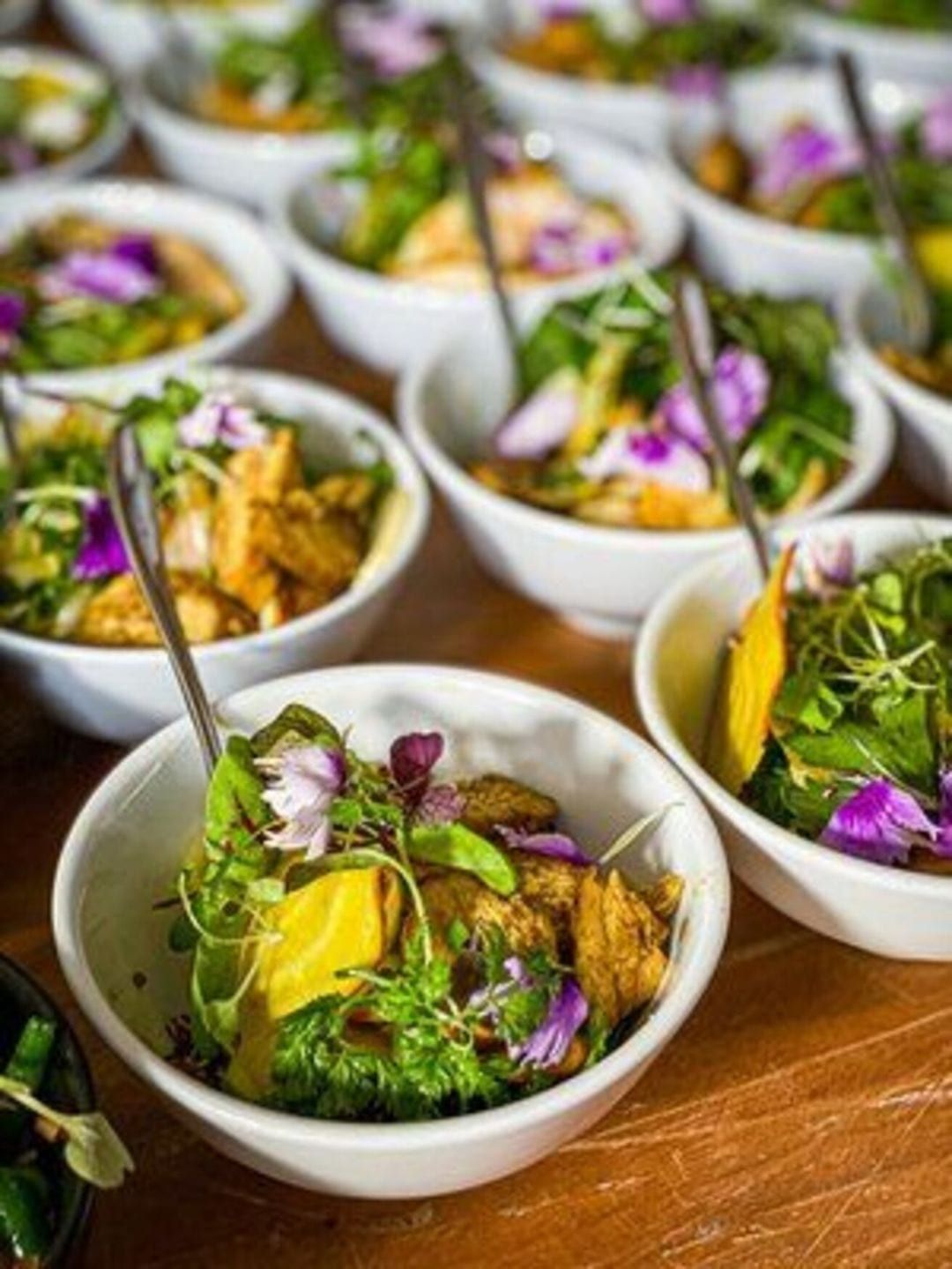 Salatschale mit Essblüten