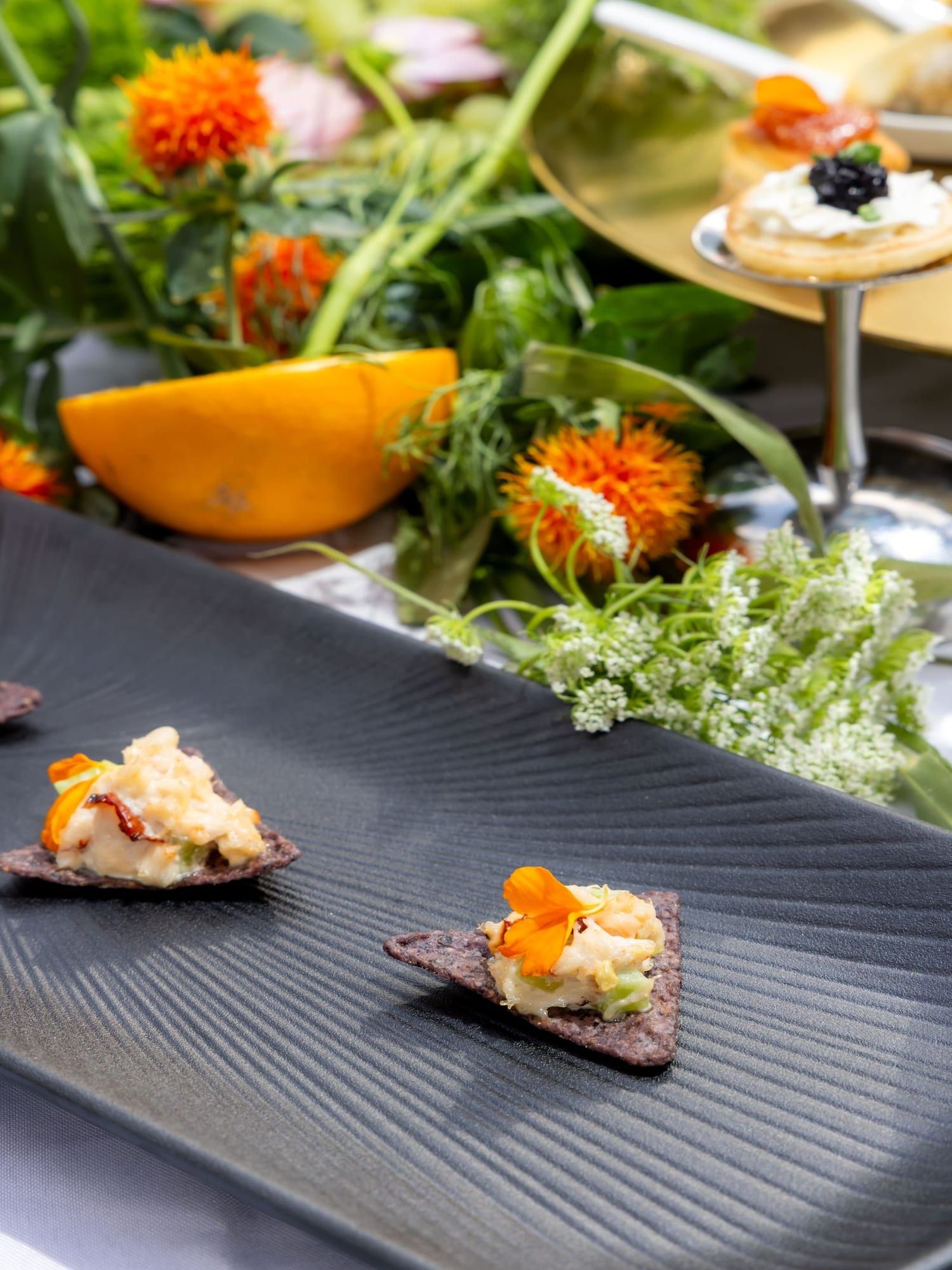 Garnelen-Canapé auf Blue-Corn-Chip