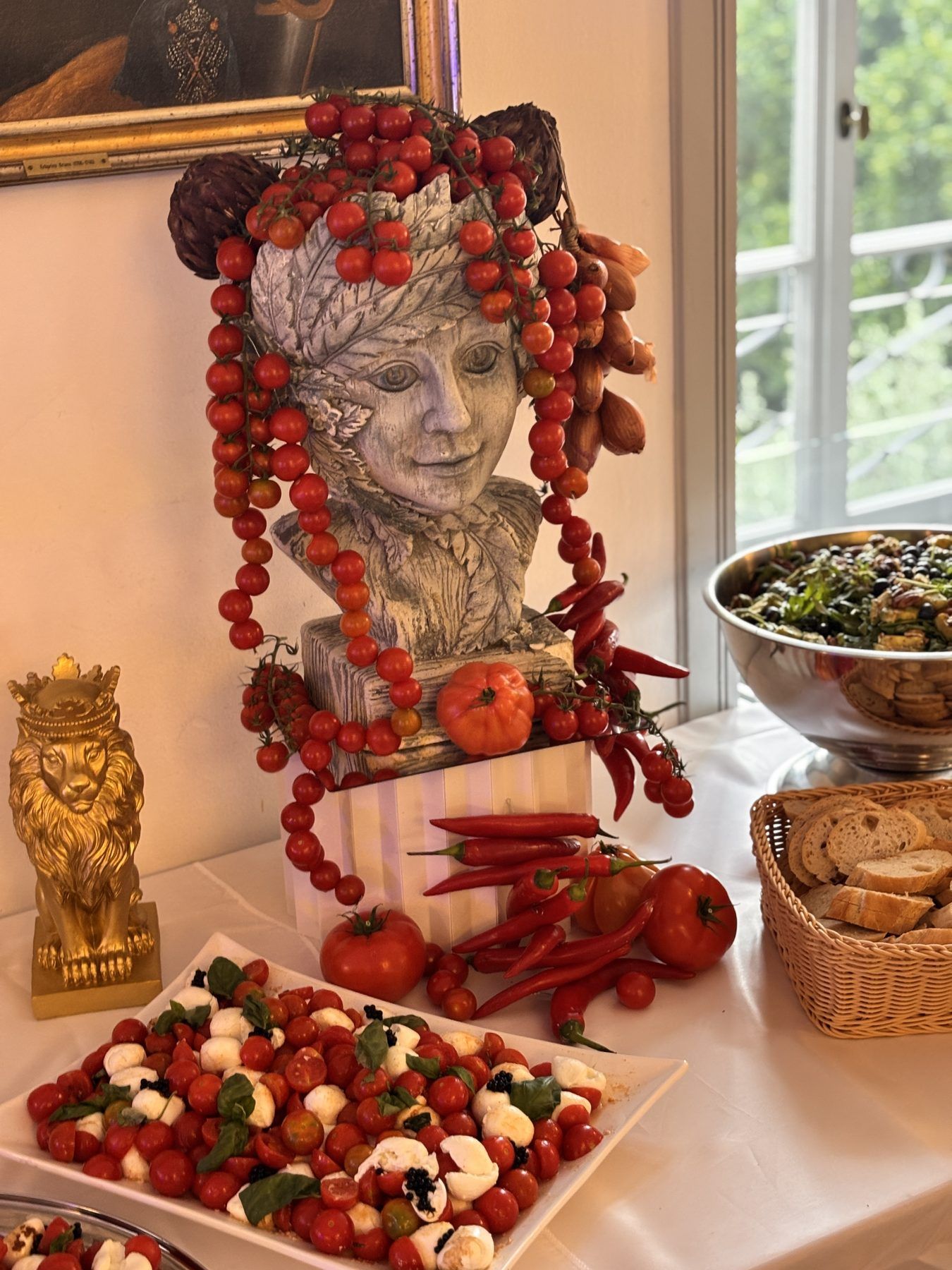 Tomaten-Skulptur am Buffet