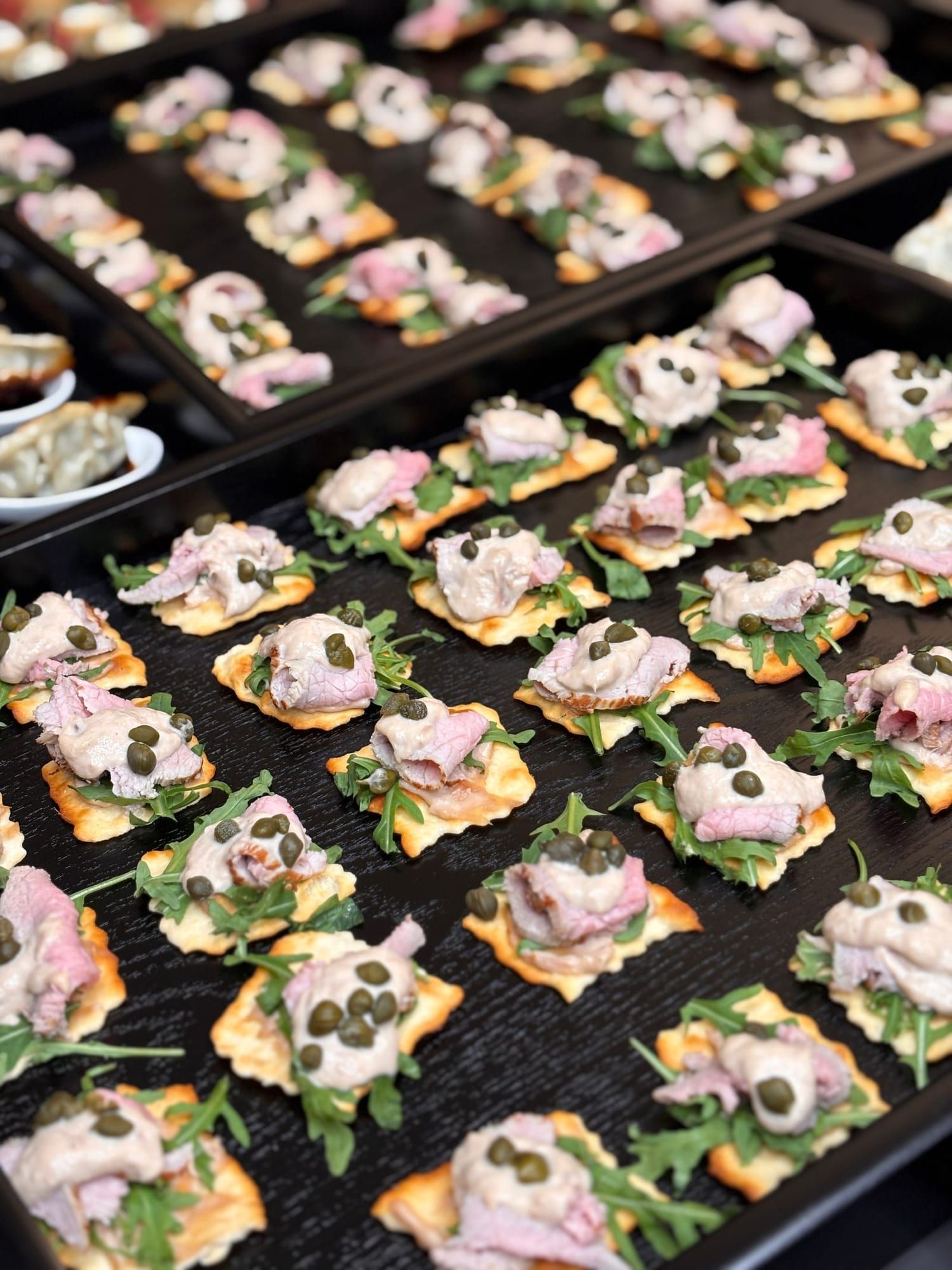 Roastbeef-Canapés mit Kapern