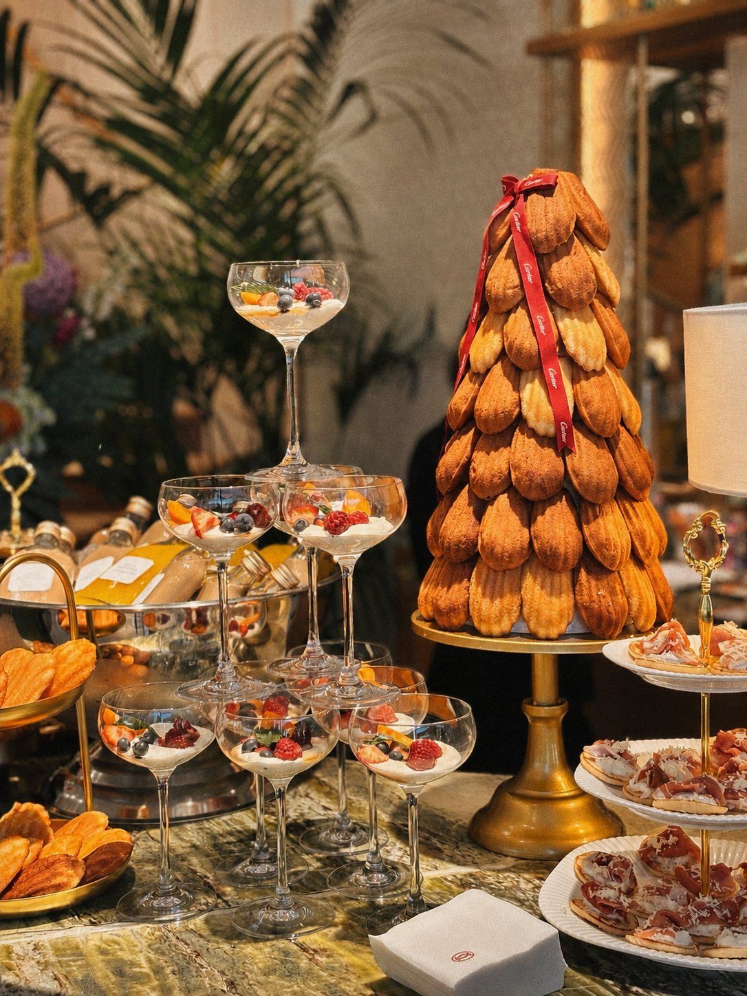 Profiterole-Turm mit Früchten