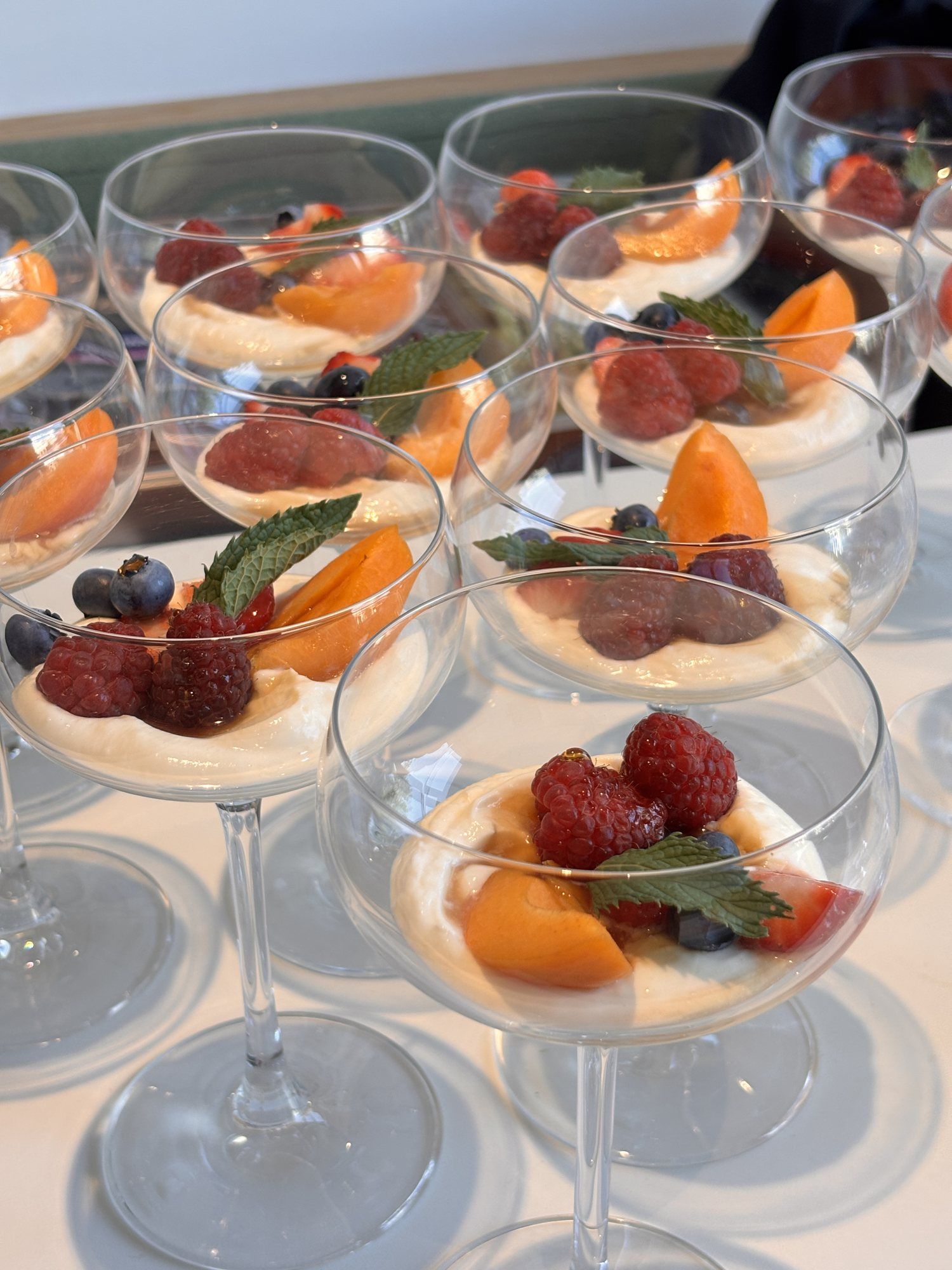 Dessertschalen mit Creme, Himbeeren, Aprikose und Minze
