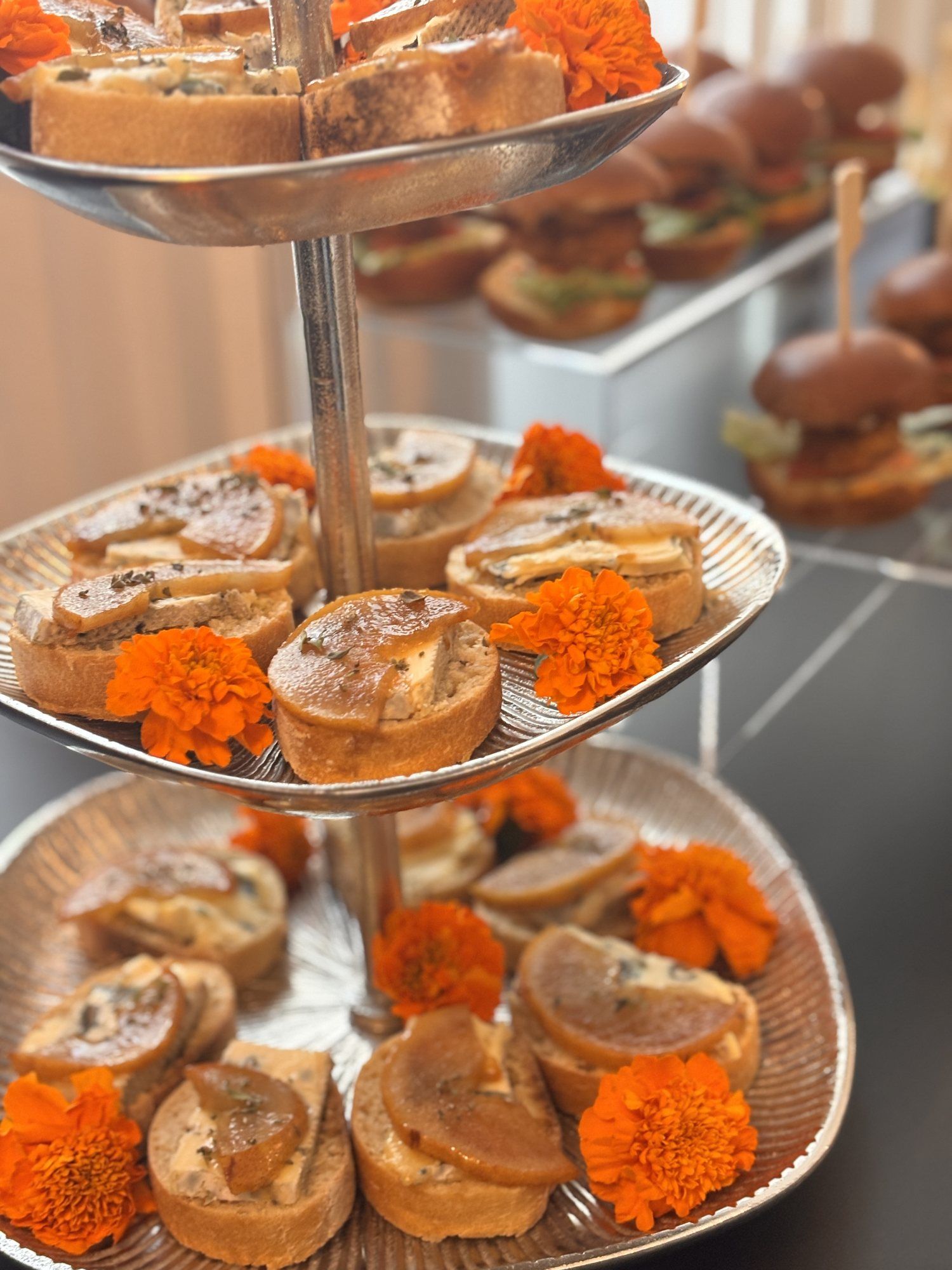 Etagere mit herzhaften Canapés