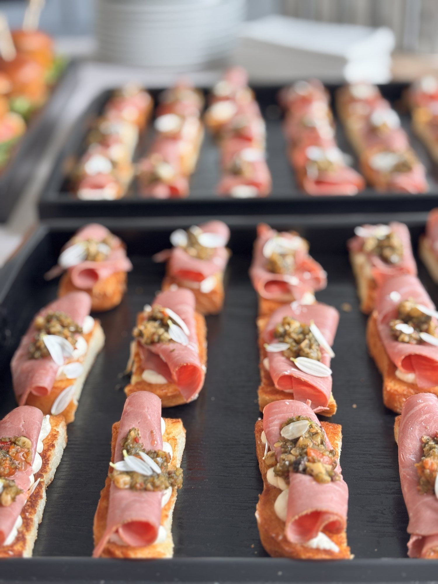 Schinken-Canapés auf dem Tablett