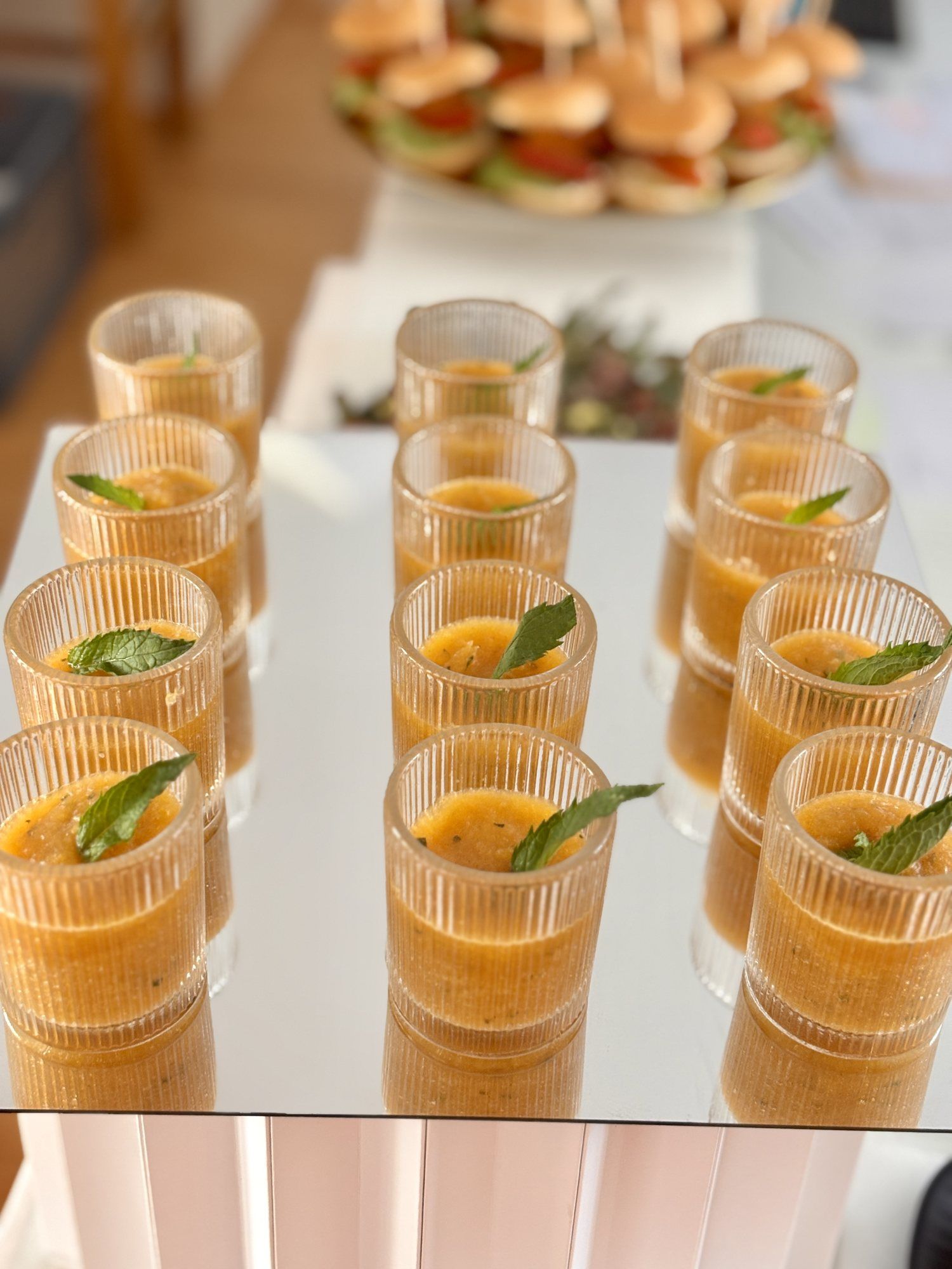 Mango-Shots im Glas