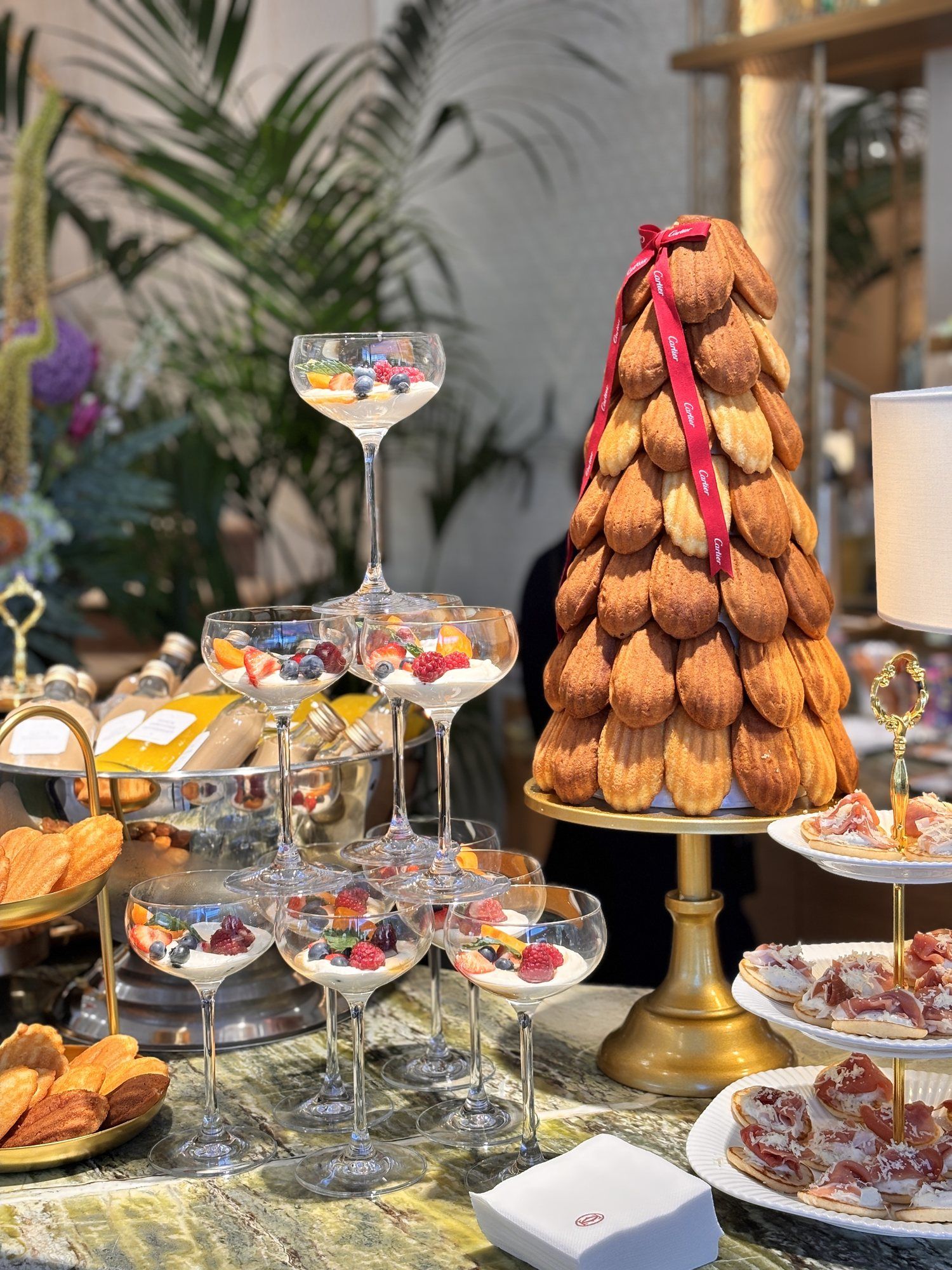 Süßspeisen-Turm am Dessertbuffet