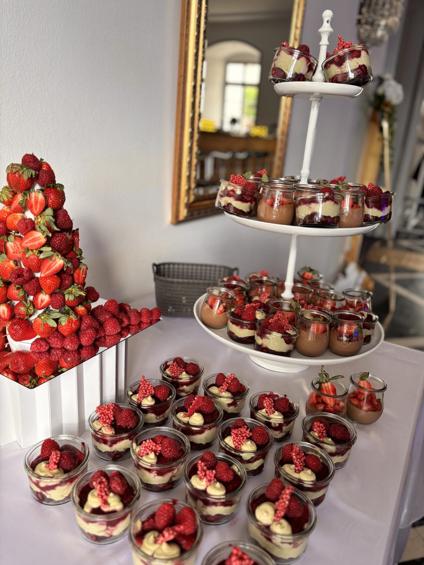 Erdbeer-Desserts am Buffet