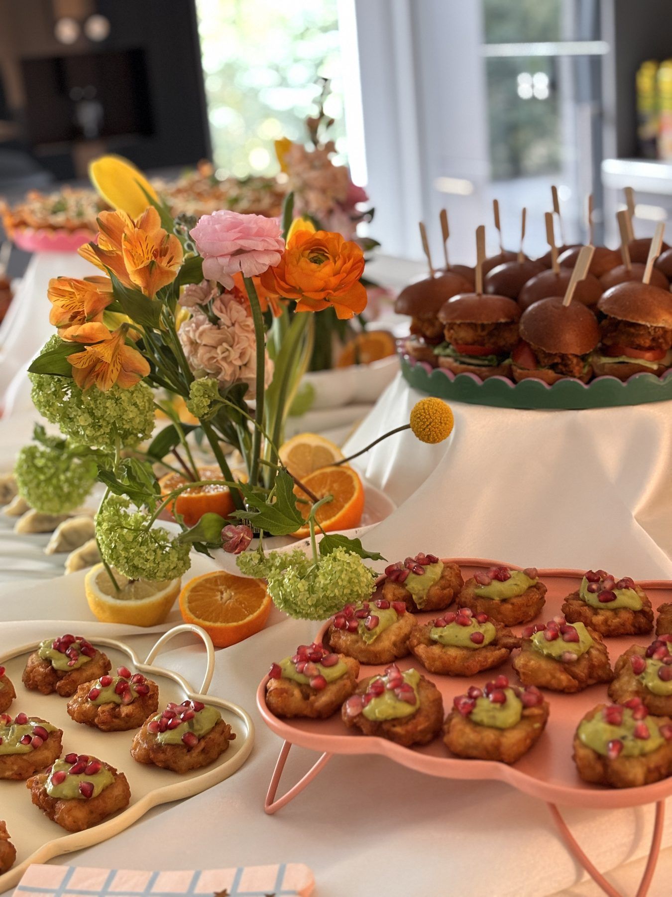 Törtchen-Buffet mit Blumen