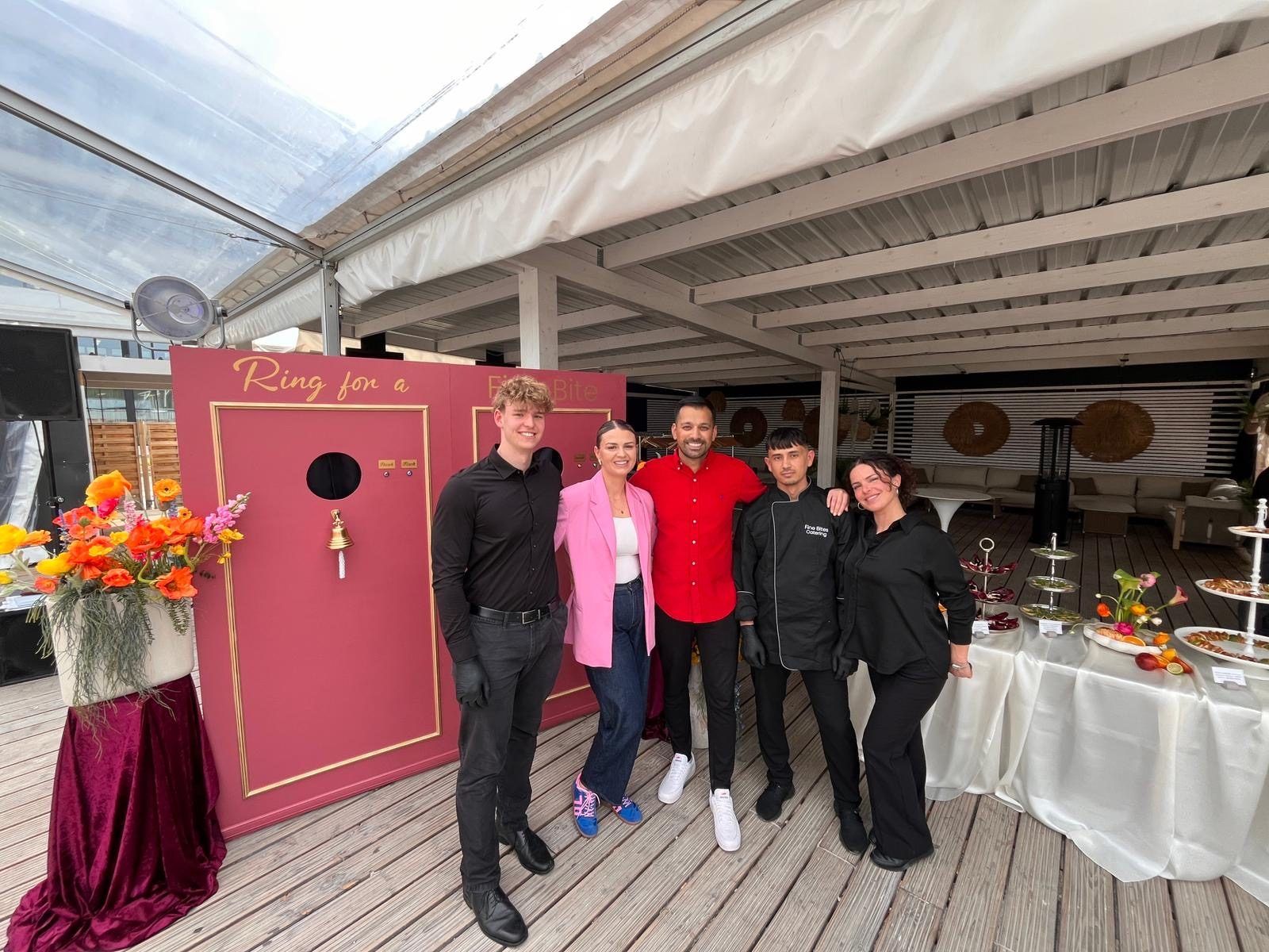 Das Fine-Bites-Team an der Experience Wall – Ring for a Fine Bite